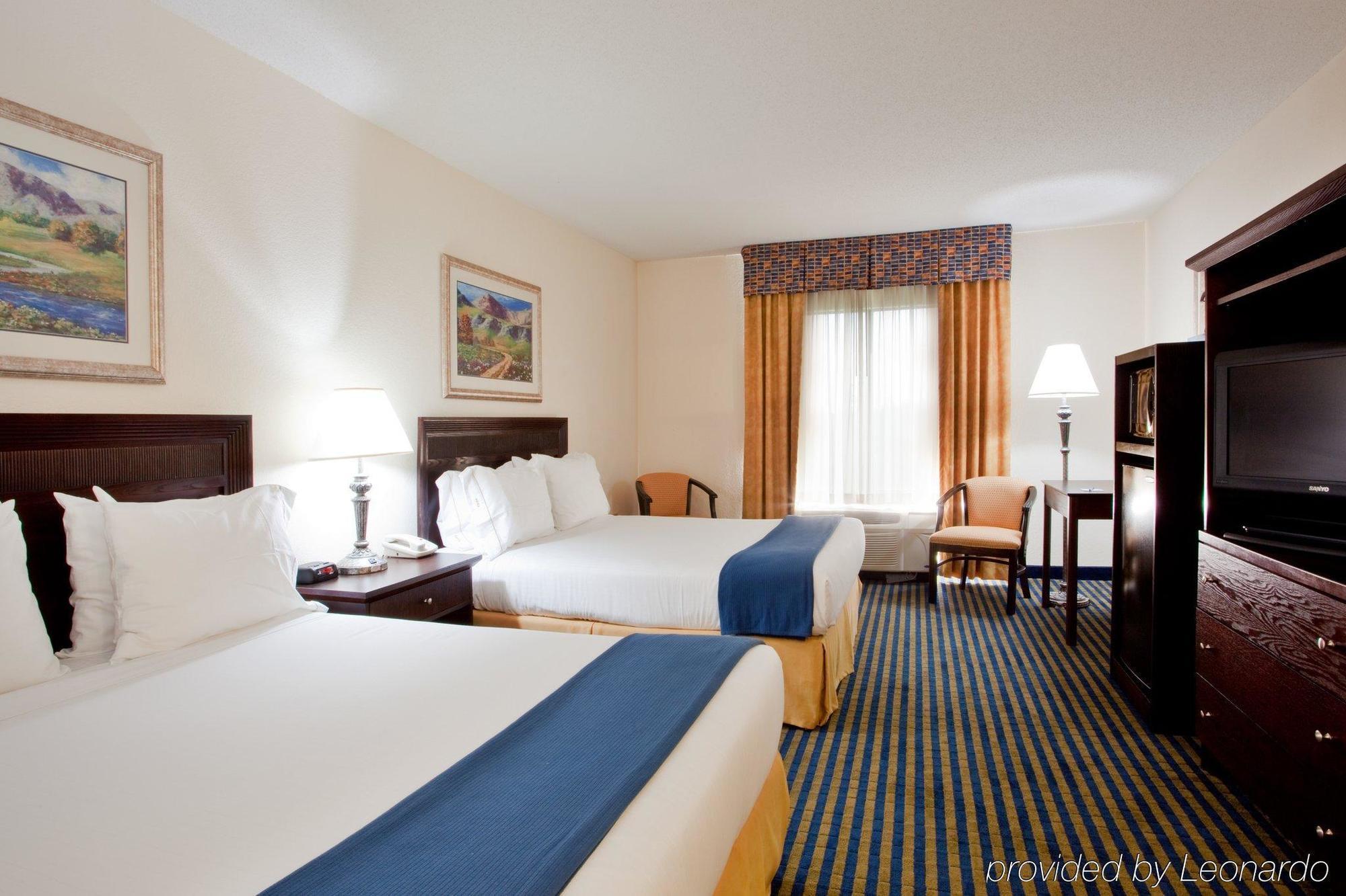 Holiday Inn Express & Suites Chesapeake By Ihg Exterior photo